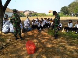 Anggota Koramil 0816/08 Jabon melaksanakan seleksi dan Pelatiahan Paskibra Kecamatan Jabon.