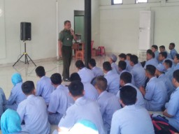 Danramil 0816/18 Sedati memotivasi Melalui Wasbang Siswa SMK Senopati Jelang PKL.