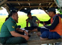 Jalin silahturahmi, Anggota koramil 0816/04 porong melaksanakan komunikasi sosial dengan warga.