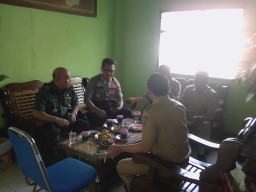 Jalin Silaturahmi, Danramil Prambon Sambangi Kantor Desa Gampang