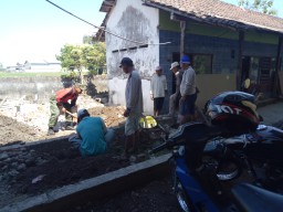 Babinsa 0816/13 Wonoayu, Bantu Karya Bahkti di Balai desa
