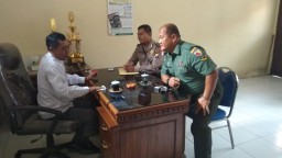 Babinsa Kesambi Porong melaksanakan komsos di desa binaannya