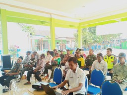 Babinsa Koramil 0816/15 Sukodono Desa Jogosatru Suport Kepada Para petani Dalam Sosialisasi Musyawarah Padat Karya