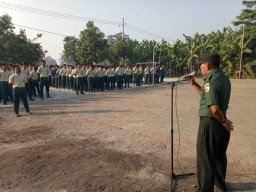 Wujudkan disiplin siswa, Babinsa 0816/05 Tulangan ambil apel siswa SMP Persatuan Tulangan