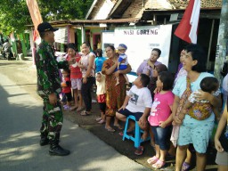 Babinsa Desa Trompoasri Komsos bersama warga Binaannya
