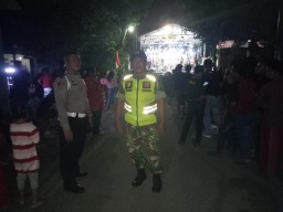 Wujudkan rasa aman, Babinsa Koramil 0816/13 bersama Polsek laksanakan PAM hiburan orkes di wilayah Binaan