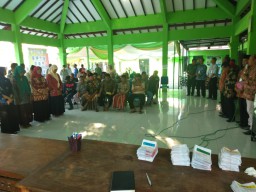 Anggota Babinsa Koramil 0816/13 Wonoayu Pantau Pemilihan BPD di Wilayah Binaannya
