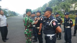 Babinsa Koramil Buduran Sertu Slamet melatih PBB pada Satpam Satuan Pengamanan