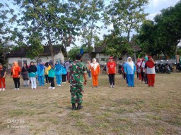 Babinsa Koramil 0816/10 Balongbendo melatih gerak jalan pengurus PKK