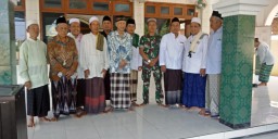 Babinsa Koramil 0816/13 Wonoayu Melaksanakan Sholat Jumat Bersama Warga