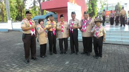 Peringati Hari Pramuka Danramil 0816/02 Candi Ziarah ke Taman Makam Pahlawan