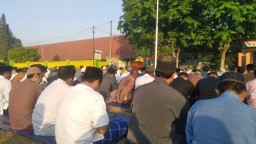 Babinsa Ramil 07/Krembung Laksanakan Sholat Idul Adha Bersama Warga