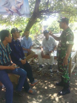 Babinsa Desa Permisan Jabon Melaksanakan Komsos Dengan Tokoh Pemuda Desa Binaannya.