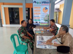 Babinsa Ramil 0816/11 Tarik, Jalin Keakraban Dengan Perangkat Desa