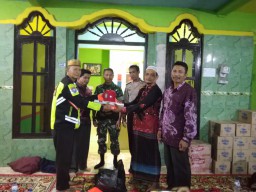 Babinsa 0816/13 Wonoayu menghadiri Peyerahan Bantu Sarana Kontak Pos Kamling