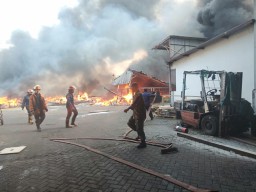Bukti kesigapanAnggota Koramil 0816/03 Buduran bantu atasi kebakaran di wilayahnya