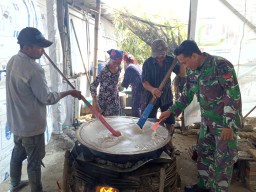 Babinsa Jabon Bersama warga Binaannya Membuat Jenang