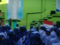 Danramil 0816/03 Buduran upacara di Sekolah