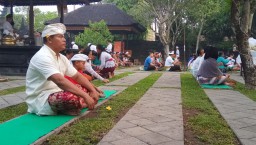 Babinsa Koramil 07 Sertu I Nengah Medal Laksanakan Persembahyangan Banyu Pinaruh di Pura Agung Margowening