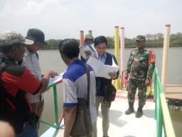 Sertu Sugianto Bersama Linmas Membantu Pengamanan Pengunjung Pulau Lusi.