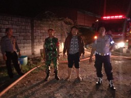Babinsa Koramil 0816/13 Wonoayu ikut Padamkan Kebakaran di pabrik Plastik
