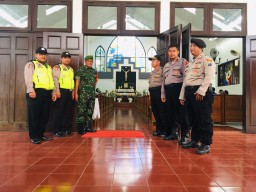 Anggota koramil porong dan polsek bersinergi melaksanakan pam natal digereja pantekosta porong