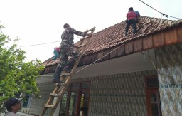 Danramil 0816/06 Tanggulangin Dengan Unsur Forkopimka Karya Bhakti Perbaiki Rumah Warga Dampak Angin Puting Beliung