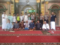 Danramil 0816/09 Krian hadiri safari jumat di Masjid Baiturrohman Desa Terungkulon Kecamatan Krian Sidoarjo.