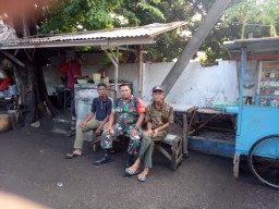 Personil Jabon Komsos Dengan Pedagang Kaki Lima.