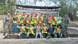 Peduli Warga Kurang Mampu Anggota Koramil 0816/11 Tarik Bantu Bedah Rumah