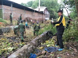 Anggota Ramil0816/ 07 Krembung Laksanakan Karya Bhakti di Desa Tanjek Wagir