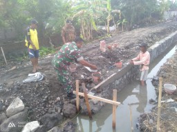 Sertu Subadri, Babinsa Koramil 0816/13 Wonoayu Bersama Warga Membuat Saluran Air
