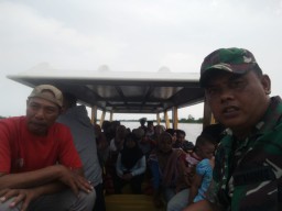 Babinsa Koramil 0816/08 Jabon Bersama Linmas Melaksanakan Pengamanan Pengunjung Di Pulau Lusi.