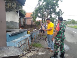 Babinsa 0816/13 Wonoayu dan Masyarakat Desa Becirongengor Karya Bhakti Pembersihan Parit