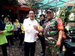Wakil bupati Sidoarjo Tinjau SDN Tropodo adanya suhu panas di lantai Sekolah.
