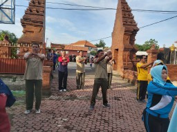 Danramil Beserta Anggota Koramil 0816 /11 Tarik Melaksanakan Senam SKJ Bersama Warga Masyarakat Desa Mliriprowo