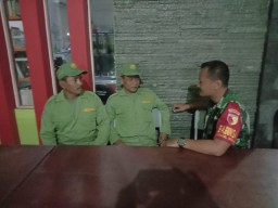 Sertu Indro Setiyawan berbincang dengan Linmas di Depan Balai Desa Dukuhsari Jabon.
