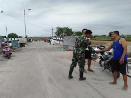 Jalin Keakraban, Babinsa Kupang Komsos Bersama Masyarakat.