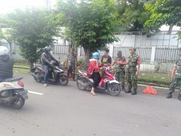 Jumat berkah Koramil 0816/03 buduran bersama ILC bagi nasi ke masyarakat
