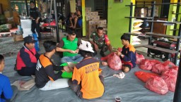 Anggota Koramil 0816/06 Tanggulangin Dan Relawan Bantu Pendistribusian Nasi Bungkus Untuk Korban Banjir