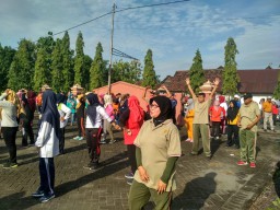 Jumat Sehat, Anggota Koramil 0816 /11 Tarik Melaksanakan Senam Kesegaran Jasmani SKJ Bersama Warga Masyarakat Se-Kecamatan Tarik