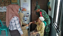 Babinsa Koramil/06 Tanggulangin Dampingi warga pengobatan Gratis