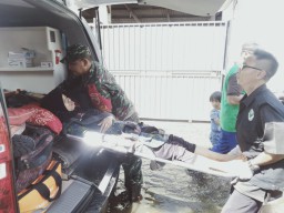 Babinsa Koramil0816/06 Tanggulangin Bantu Evakuasi Warga Yang Sakit