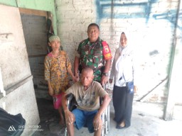 Wujud Kedekatan, Babinsa 0816/13 Wonoayu Jenguk Warga yang Sakit Menahun