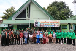 Safari Jumat Berkah Dandim 0816 Sidoarjo dengan anak yatim di Koramil 0816/13 Wonoayu