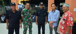 Kedekatan Sertu Sentot Heriyanto Babinsa Anggota Koramil 0816/05 Tulangan Dengan Warga Desa binaannya