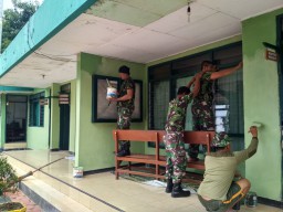Peduli Lingkungan Yang Bersih Dan Sehat, Anggota Koramil 0816/11 Tarik Pembenahan Makoramil
