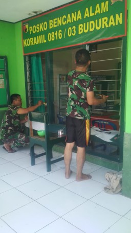 Anggota Koramil0816/03 Buduran melaksanakan pengecetan ulang markasnya