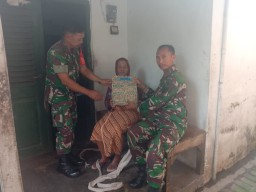 Koramil 0816/13 Wonoayu, Berikan Bingkisan Kepada Keluarga Kurang Mampu