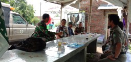 Babinsa Jabon Komsos Dengan Kasi Trantib Kecamatan Di Warung